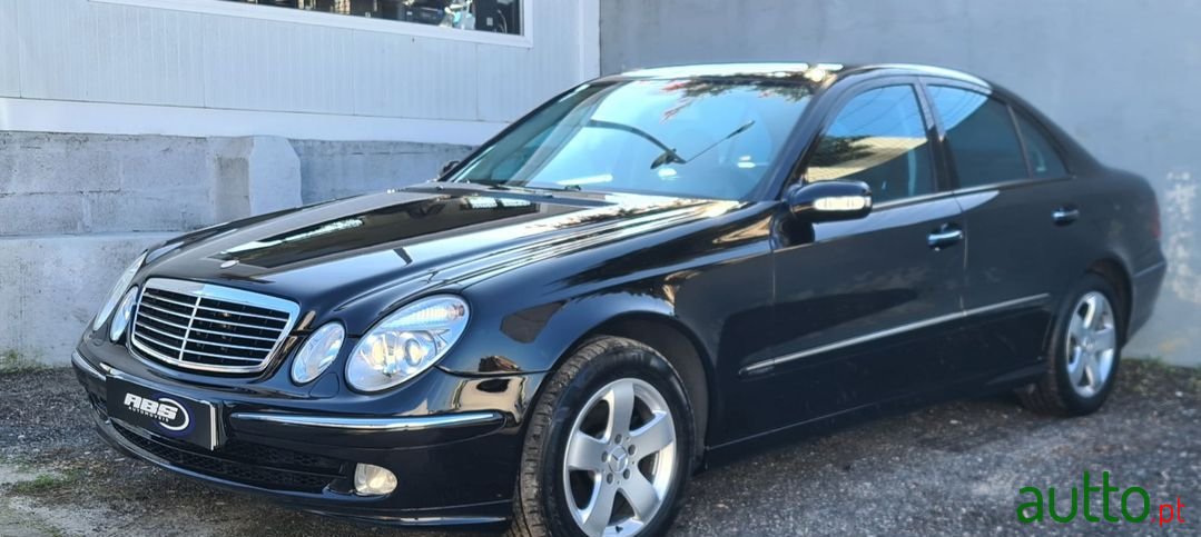 2004' Mercedes-Benz E-220 photo #1