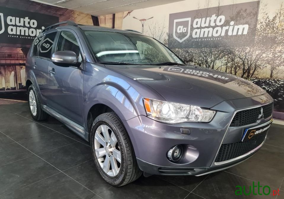 2011' Mitsubishi Outlander photo #1