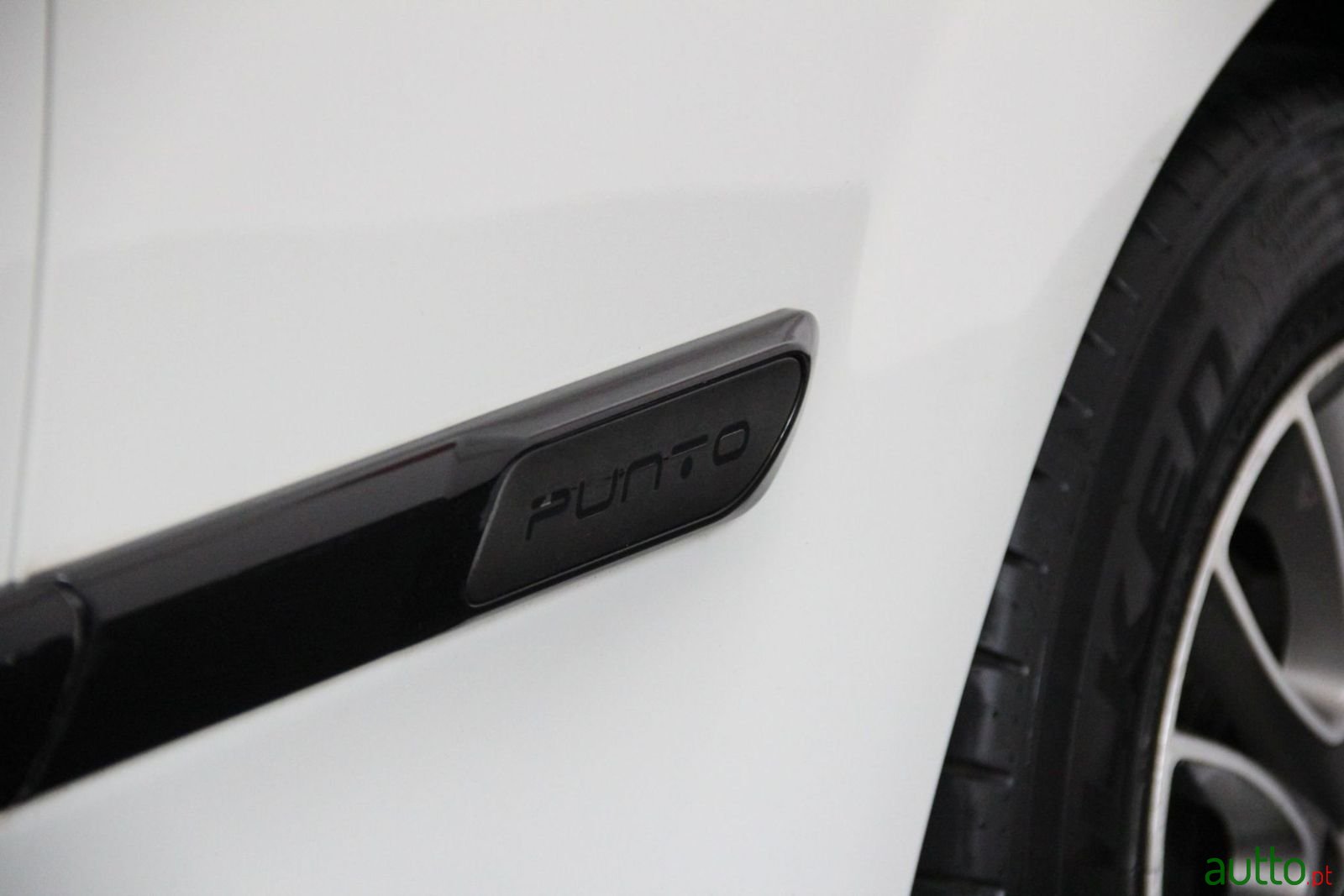 2011' Fiat Punto Evo photo #2