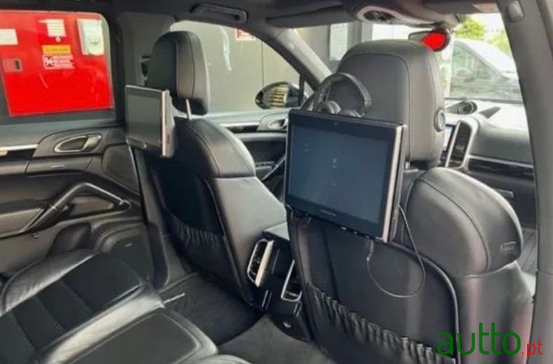 2016' Porsche Cayenne Platinum Edition photo #5