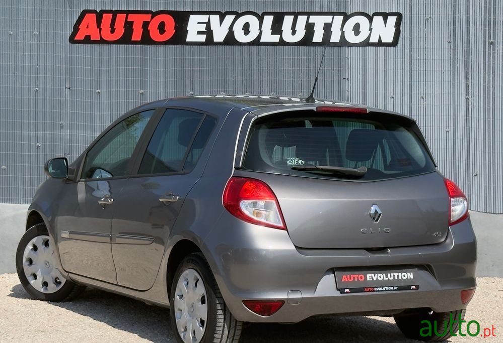 2011' Renault Clio photo #3