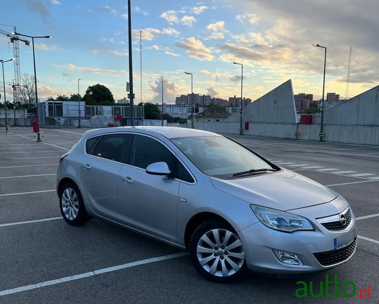 2011' Opel Astra 1.4 Cosmo photo #1