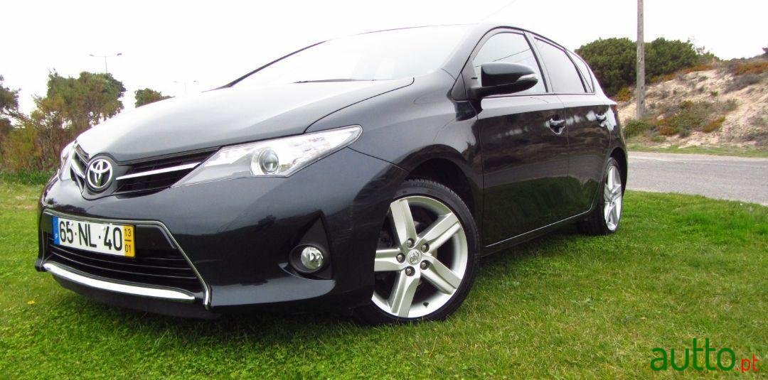2013' Toyota Auris photo #3