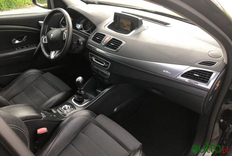 2011' Renault Megane Sport Tourer photo #1