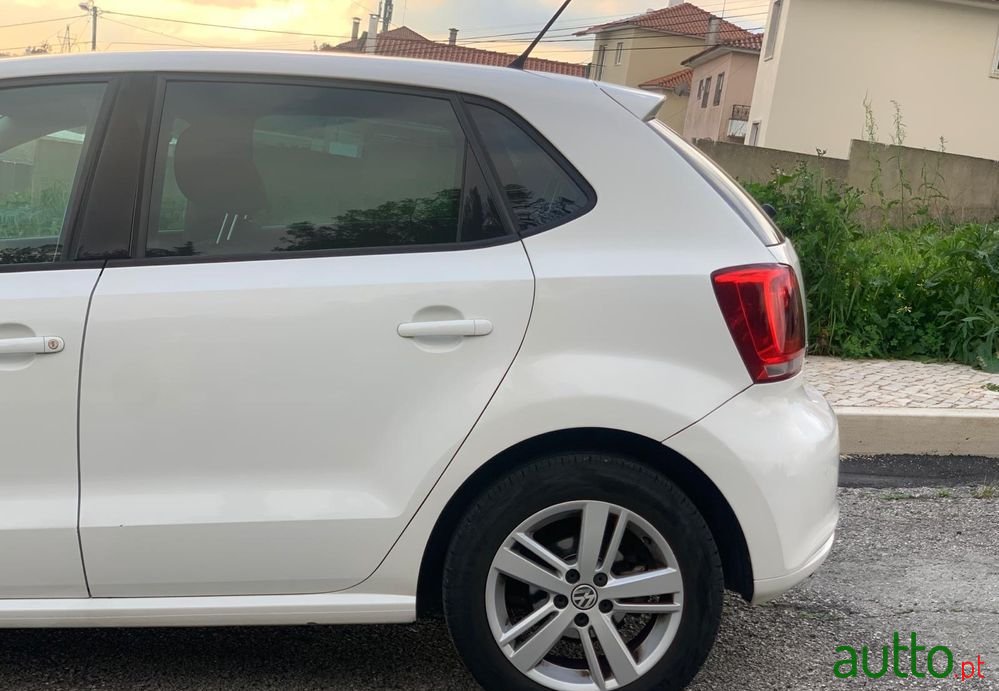 2014' Volkswagen Polo photo #6