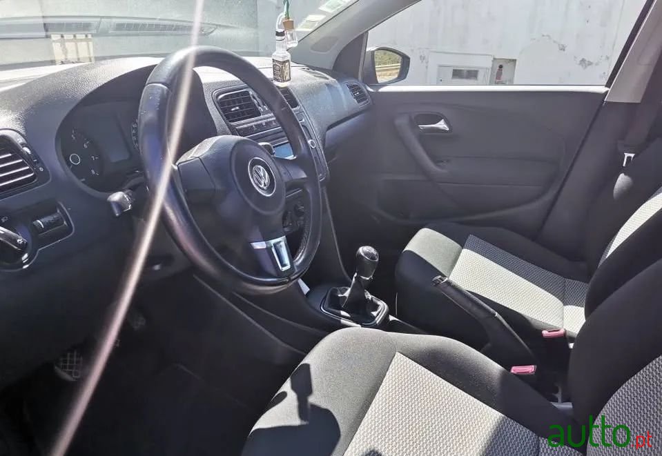 2013' Volkswagen Polo photo #2