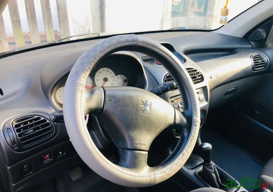2006' Peugeot 206 Sw photo #2