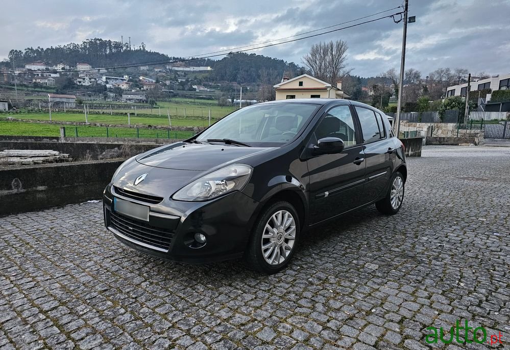 2011' Renault Clio photo #3