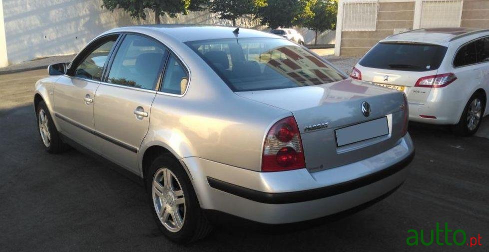 2002' Volkswagen Passat photo #2