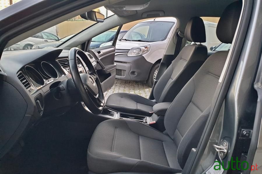 2019' Volkswagen Golf photo #5