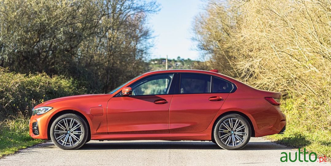 2019' BMW 330 photo #2