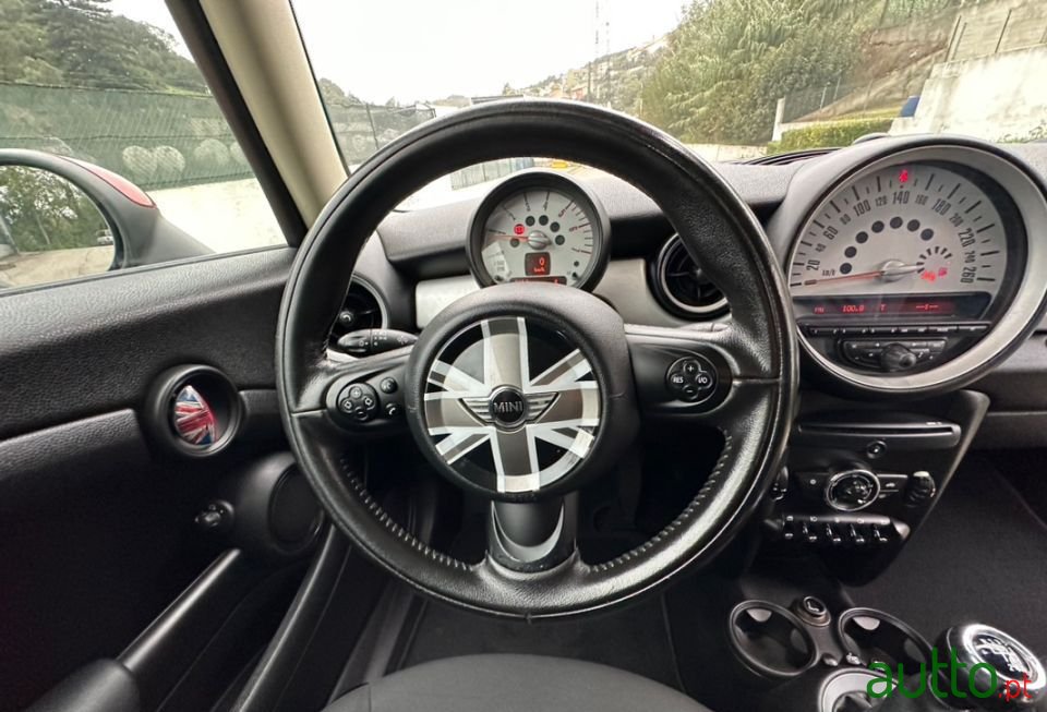 2011' MINI Cooper photo #5