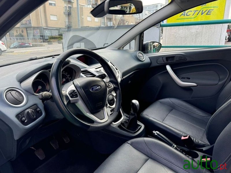 2010' Ford Fiesta photo #6