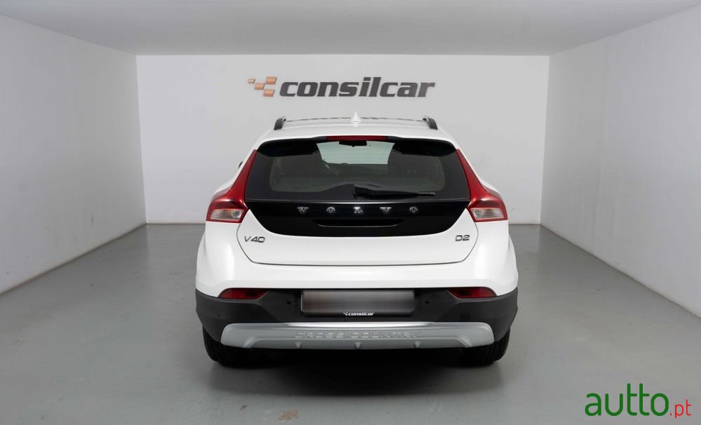 2015' Volvo V40 Cross Country photo #4