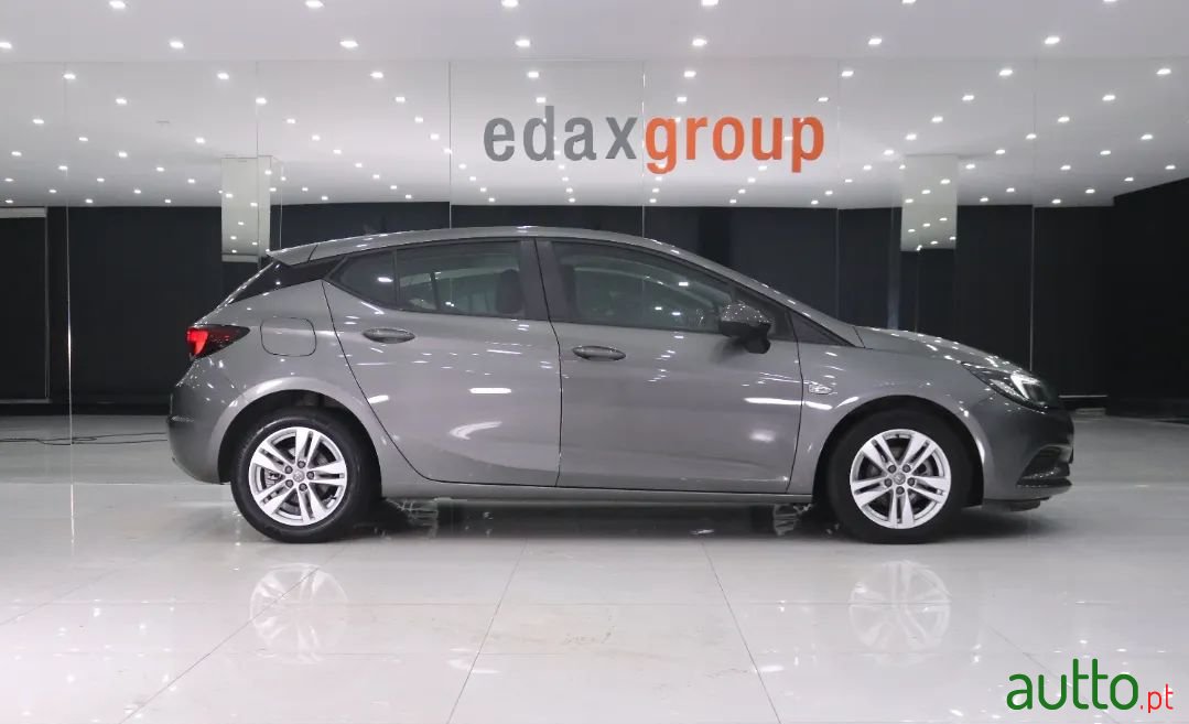 2018' Opel Astra photo #2