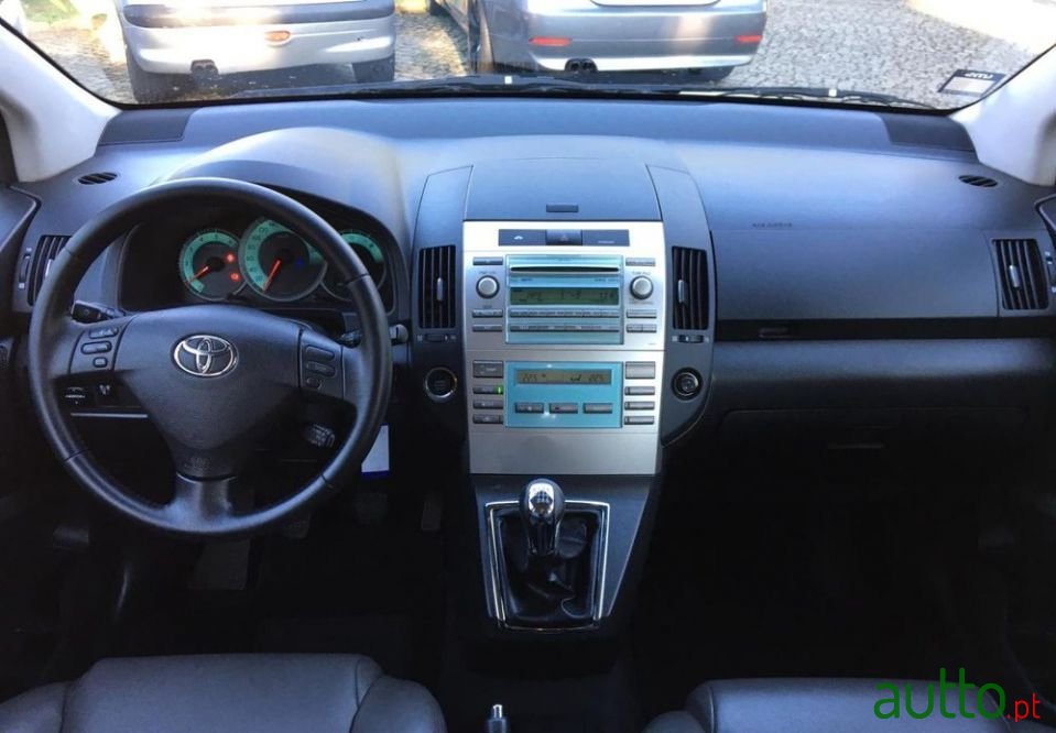 2007' Toyota Corolla Verso photo #6