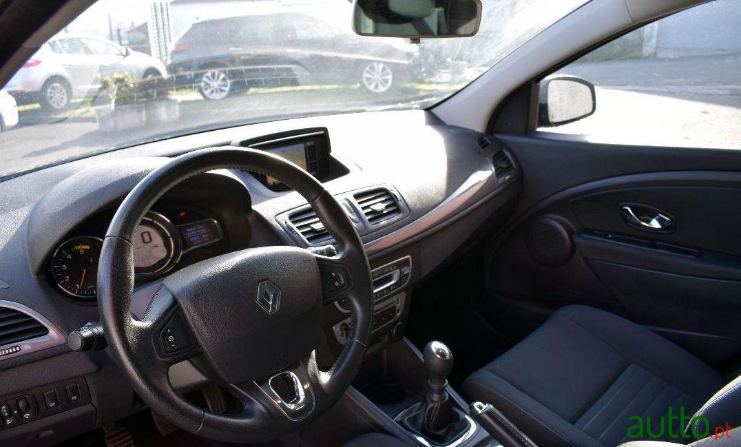 2016' Renault Megane Sport Tourer photo #2