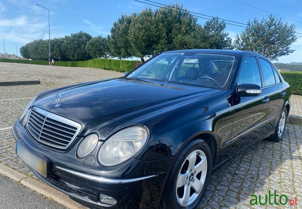 2002' Mercedes-Benz E-220 photo #2