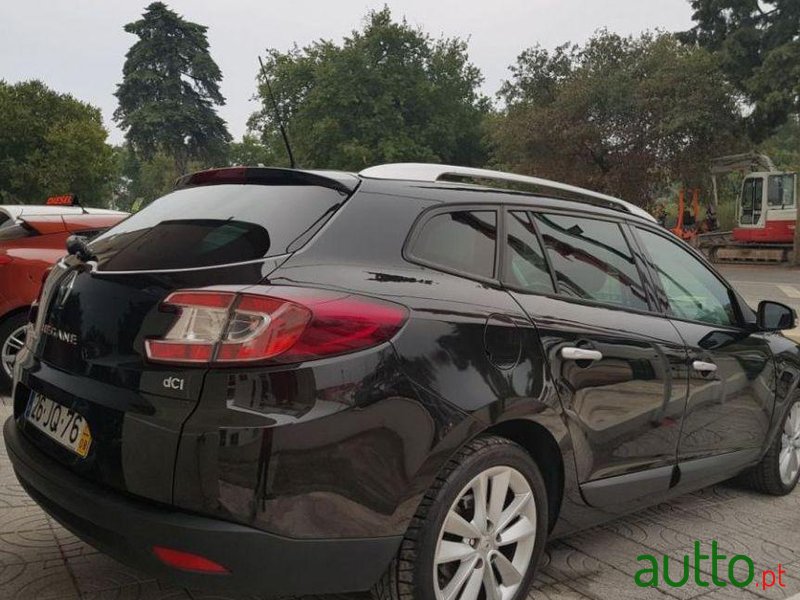 2010' Renault Megane Sport Tourer photo #2