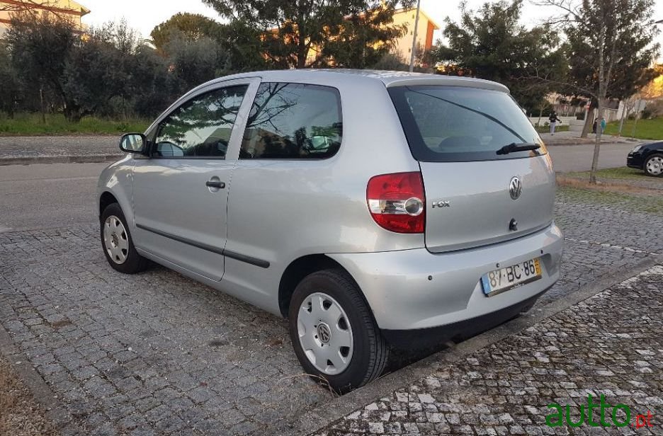 2005' Volkswagen Fox photo #2