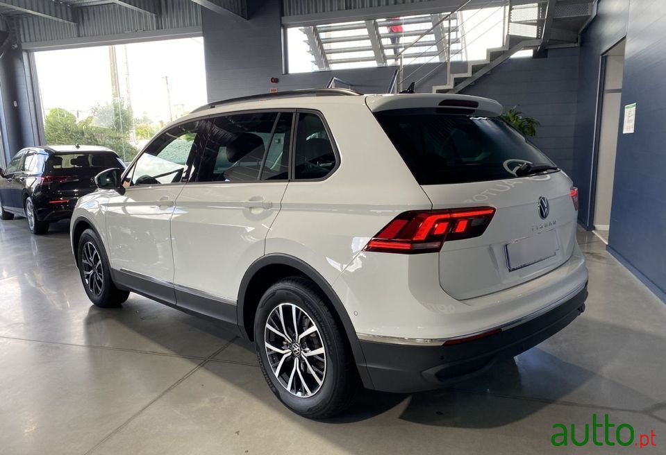 2022' Volkswagen Tiguan photo #3