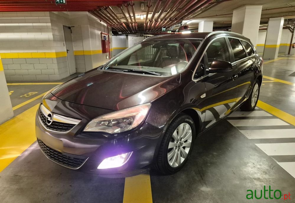 2011' Opel Astra Sports Tourer photo #4
