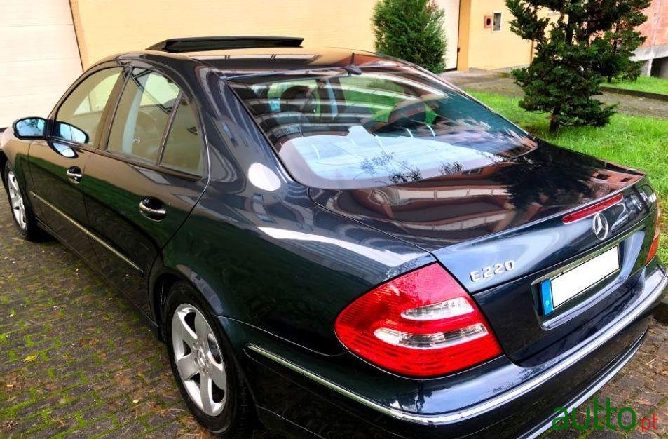 2003' Mercedes-Benz E-220 photo #2