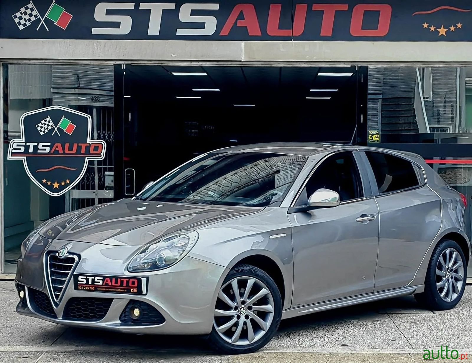 2011' Alfa Romeo Giulietta photo #1