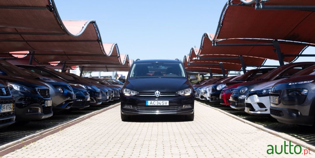 2017' Volkswagen Touran photo #2