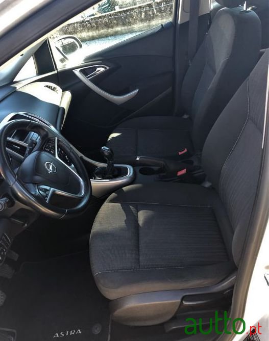 2012' Opel Astra Sports Tourer photo #1