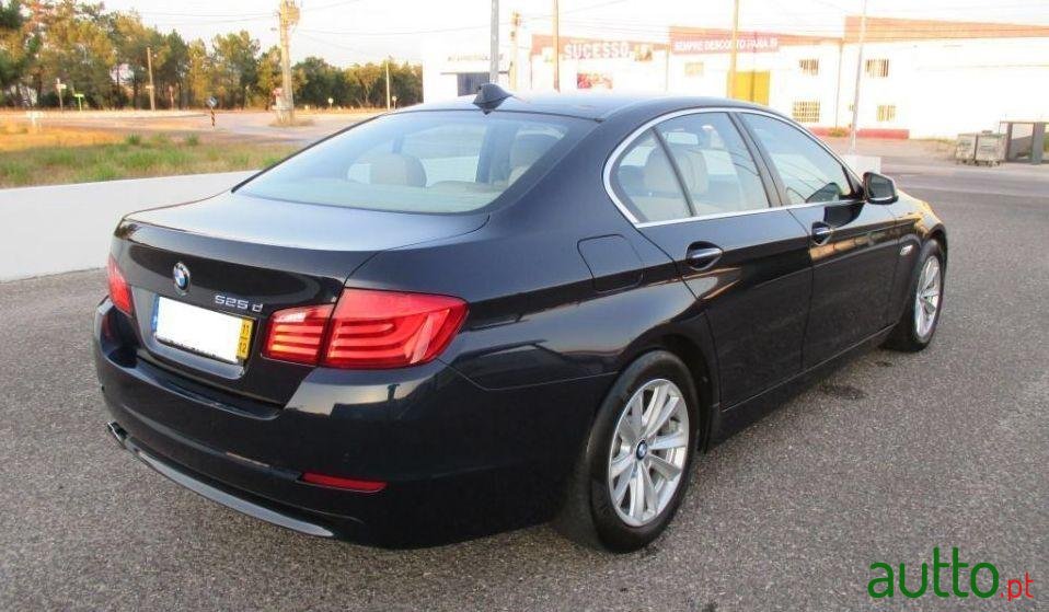 2011' BMW 525 photo #3