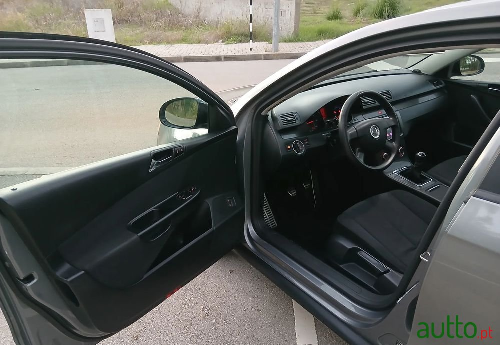 2005' Volkswagen Passat photo #5