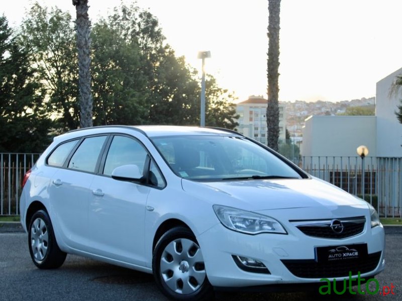 2012' Opel Astra Sports Tourer photo #2