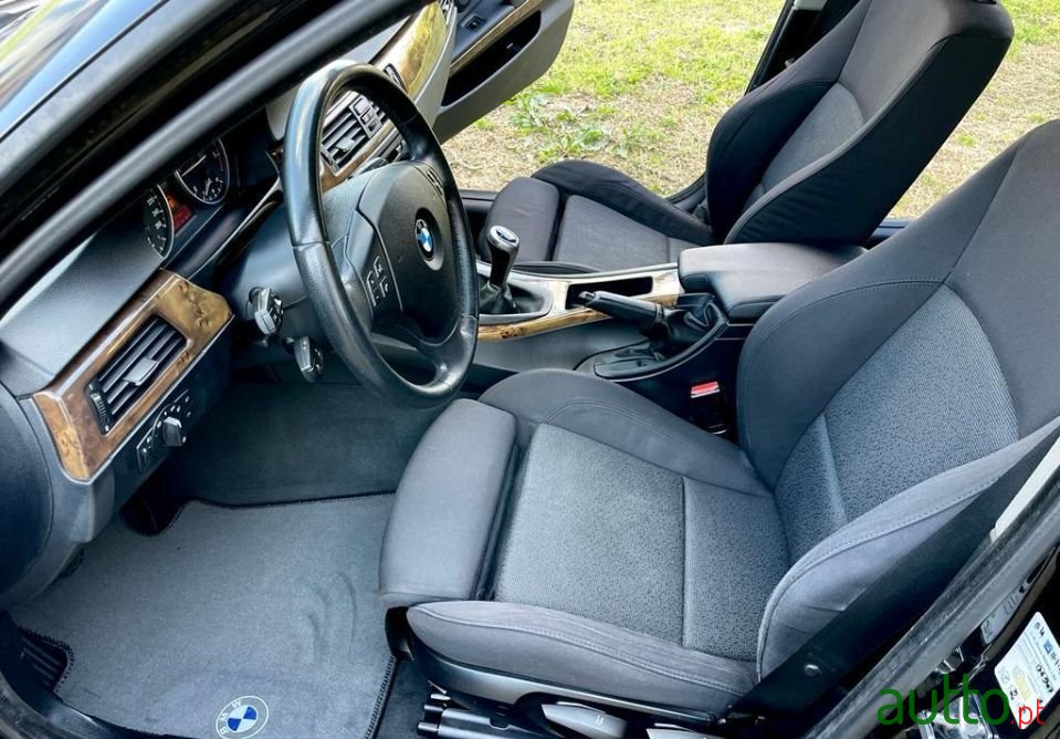 2008' BMW 318 photo #5