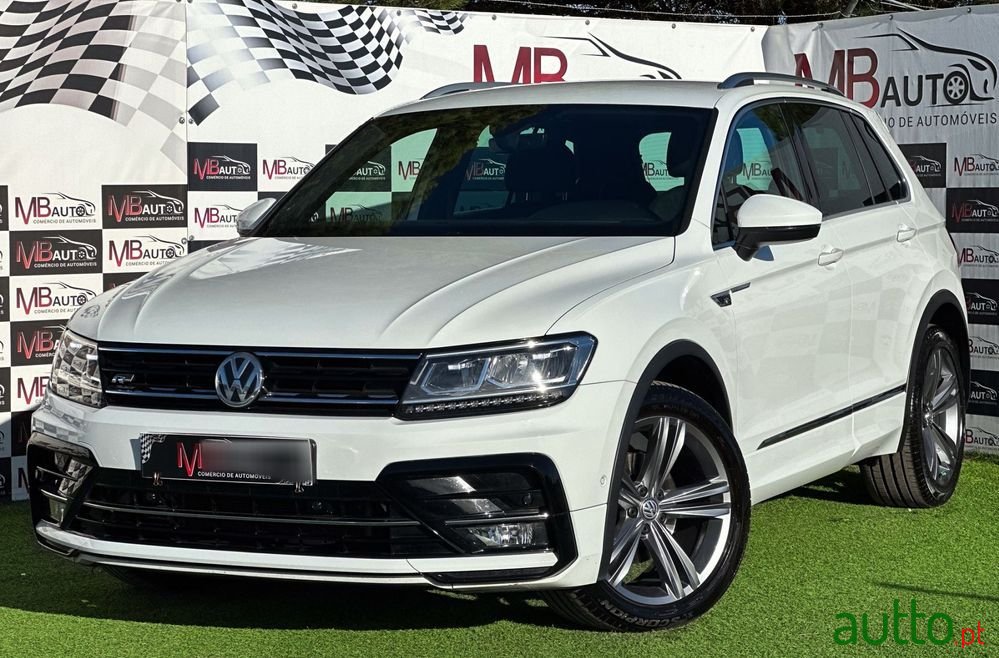 2019' Volkswagen Tiguan photo #2