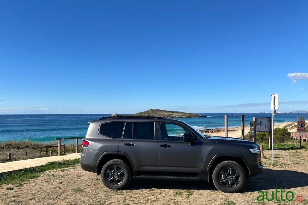 2023' Toyota Land Cruiser photo #3