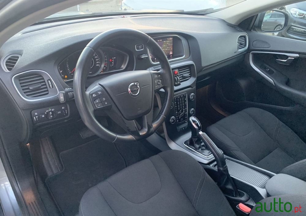 2018' Volvo V40 photo #2