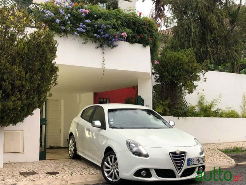 2015' Alfa Romeo Giulietta photo #1