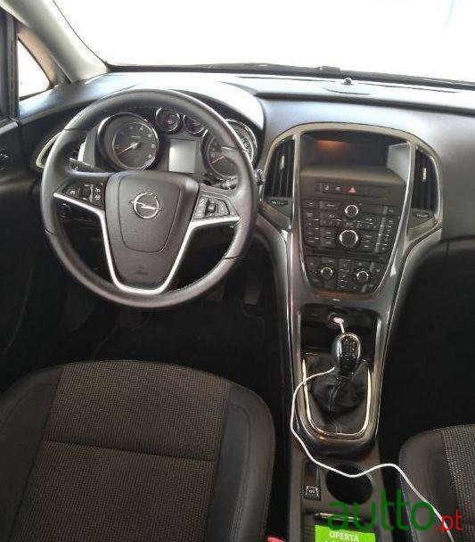 2013' Opel Astra photo #2