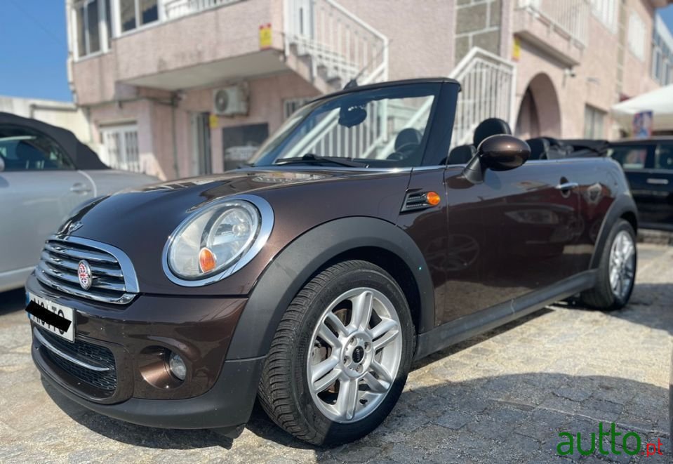 2011' MINI Cabrio photo #3