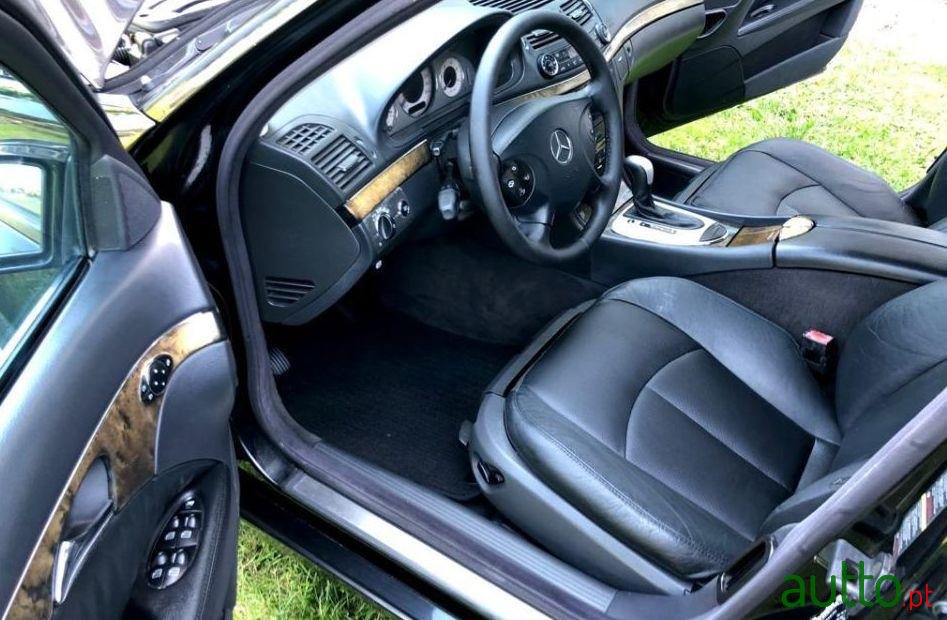 2003' Mercedes-Benz E-270 Avantgarde photo #4