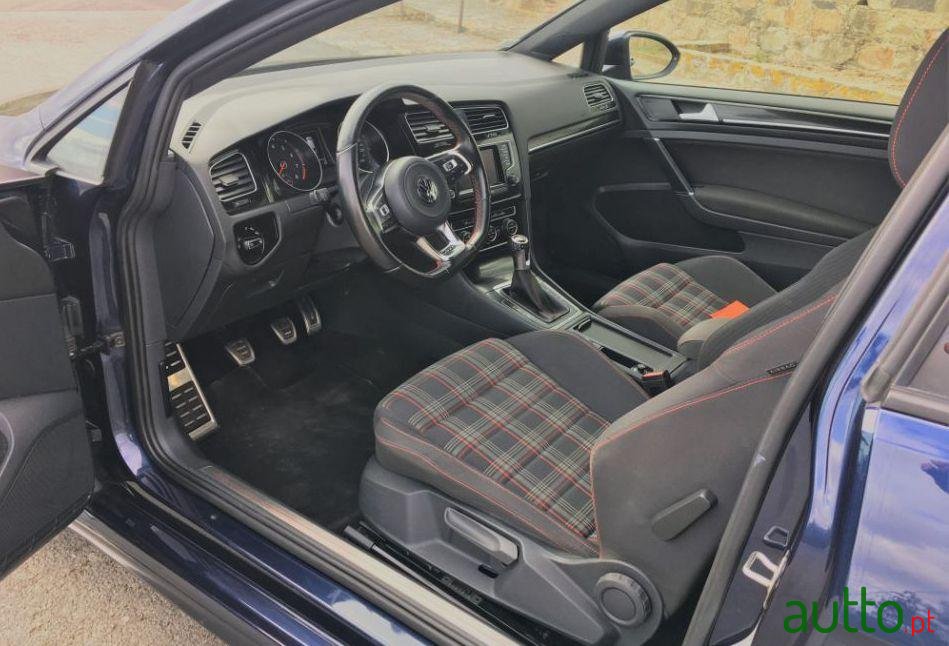 2015' Volkswagen Golf photo #2