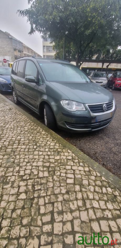 2010' Volkswagen Touran photo #1