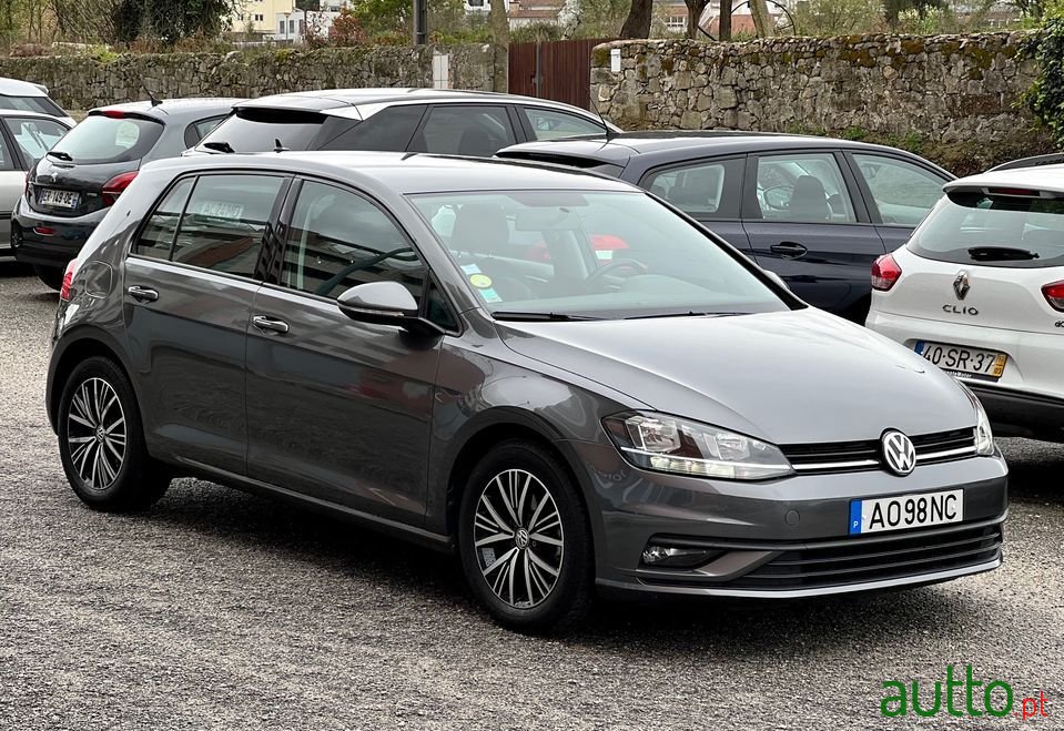 2017' Volkswagen Golf photo #3