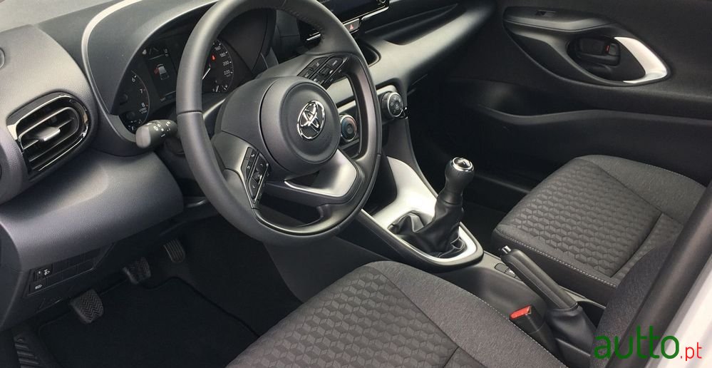 2023' Toyota Yaris photo #6