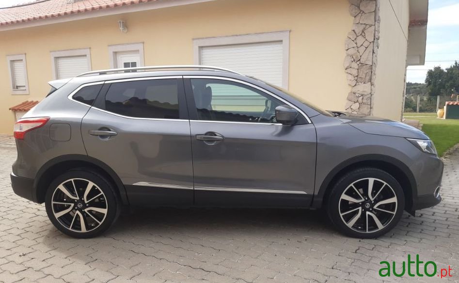 2015' Nissan Qashqai Tekna photo #2