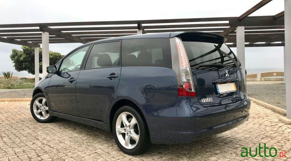 2005' Mitsubishi Grandis photo #2