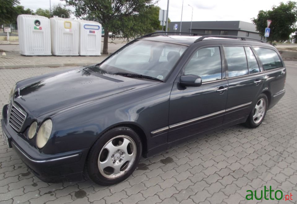 2002' Mercedes-Benz E-220 photo #1