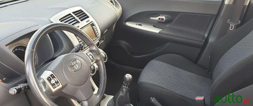 2009' Toyota Urban Cruiser photo #4