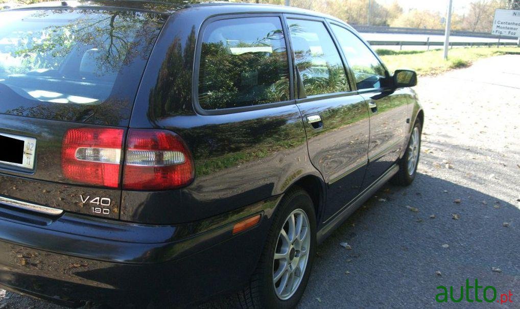 2002' Volvo V40 1.9 D Cr photo #2